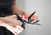 Pronto para cortar seus cartões de crédito? Veja se você deve e como fazer isso da maneira certa