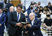 Bolsonaro afirma em igreja que o próximo ministro do STF será um pastor