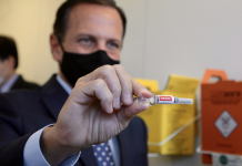 Infectologista analisa que embates políticos podem interferir na vacinação contra a Covid-19