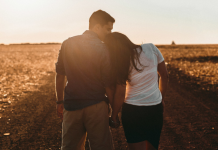 5 sinais de que o casal precisa de aconselhamento financeiro e não matrimonial casal na estrada de mãos dadas