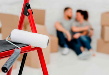 Veja como fazer um orçamento para reformas residenciais sem novas dívidas casal reformando a casa