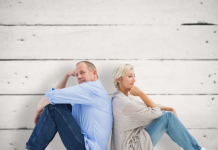 Divórcio grisalho: Por que sim e por que não? Casal grisalho brigado