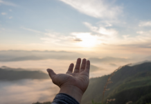 5 ‘Pecados’ financeiros comuns e como quebra-los mãos elevadas ao céu