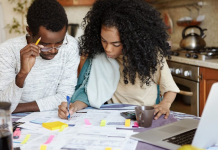 5 dicas para administrar seu dinheiro após perder uma renda casal administrando dinheiro