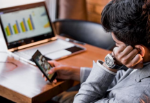 O verdadeiro custo da procrastinação financeira homem procrastinando no trabalho