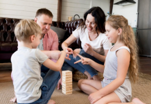 4 dicas para seu orçamento quando estiver enfrentando crises família brincando durante crise