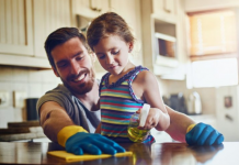6 maneiras de fazer com que seus filhos façam tarefas sem pagar por eles pai com filha ajudando a limpar