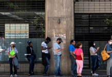 Como encontrar um novo emprego durante o COVID 19 fila para vaga de emprego