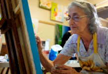 Maneiras de passar seu tempo na aposentadoria idosa pintando durante aposentadoria