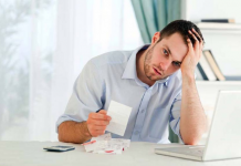 Dívida bola de neve vs. Dívida avalanche dívida homem preocupado