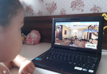 9 viagens onlines que permitirão seus filhos explorar o mundo criança viagem online no museu