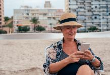 A confiança financeira em mulheres divorciadas está aumentando divorciada confiante na praia