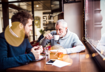 Conversando com sua família sobre dinheiro Pai e filho conversando no café