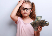 Como ensinar seus filhos sobre dinheiro Criança com dinheiro