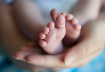 Novo bebê a caminho? As 8 etapas financeiras que você deve seguir para se preparar pezinho de bebê