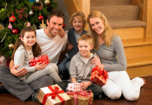 Comece um plano de economia de Natal em setembro para evitar gastos excessivos nas férias família natal reunida