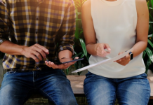 Emprestar dinheiro a um amigo necessitado? jovem emprestando dinheiro