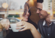 Como falar sobre dinheiro com alguém que você está namorando casal namorados tomando café no primeiro encontro conversando sobre dinheiro