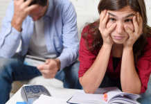 5 estratégias que o ajudarão a parar de brigar com seu parceiro por dinheiro casal brigando por dinheiro