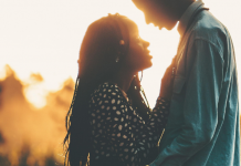 Amor e dinheiro: como é o orçamento em cada estágio do relacionamento Casal unido feliz dinheiro