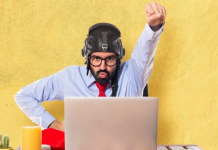 Derek Peth de ‘Bachelor in Paradise’: Tudo bem falar sobre finanças com os amigos homem concentrado nas finanças