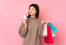 Os perigos de dar um cartão de crédito a adolescente Adolescente com cartão de crédito e compras