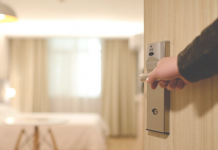 Por que ‘alugar ou comprar’ é a pergunta errada apartamento porta abrindo