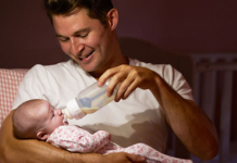 6 situações de vida em que fazer um orçamento agora vai te poupar estresse mais tarde pai sem estresse alimentando filha