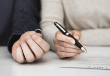 5 maneiras de sobreviver ao divórcio, emocional e financeiramente assinando papel do divorcio