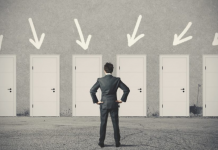 8 coisas para fazer se pensa em mudar de carreira homem pensando mudar de carreira