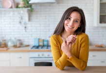 Estas dicas especializadas ajudarão você a renovar sua cozinha sem gastar muito mulher na cozinha feliz com reforma