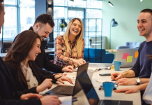 8 coisas que os homens não devem fazer no local de trabalho homens no trabalho