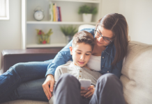 Uma homenagem às mães inteligentes mãe com o filho no celular