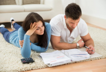 Dívida inesperada? Veja como lidar com uma casal administrar dívida