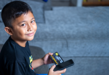 5 coisas que as crianças devem aprender antes de obter um cartão de crédito criança com cartão de crédito