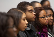 Pesquisa aponta que negros ganham 17% a menos que brancos da mesma origem social