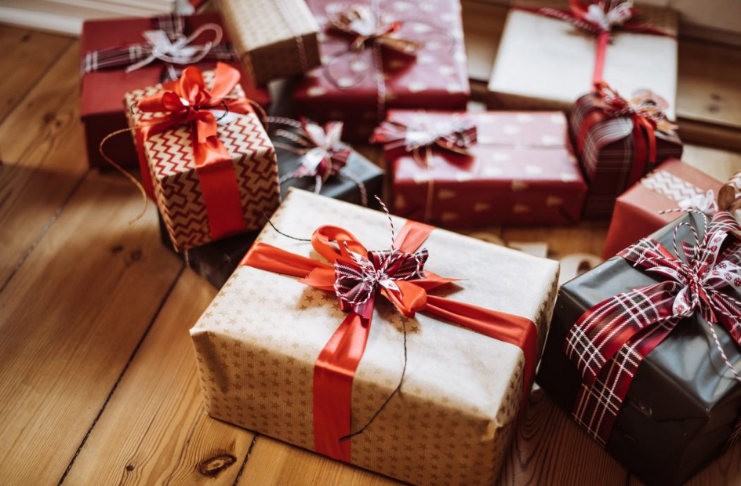 Como a regra dos quatro presentes ajuda a economizar nos presentes de Natal dos seus filhos