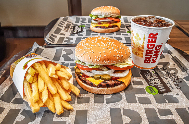 Burger King está dando dólares grátis para gastar em seu novo menu de $ 1