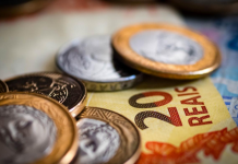 Diferença salarial entre homem branco e mulher preta tem pouca mudança em 5 anos